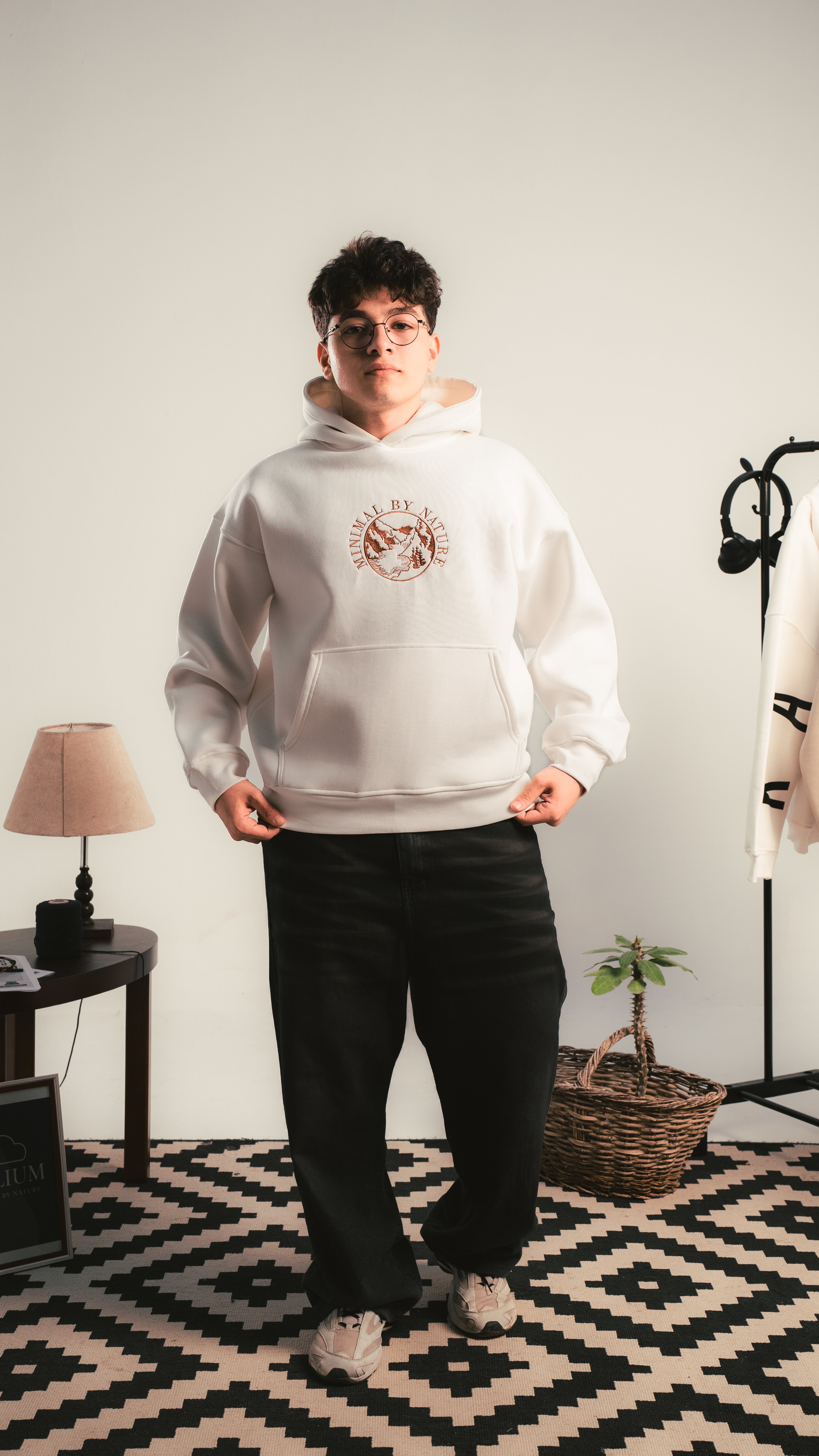 شاب يرتدي هودي أبيض MINIMAL BY NATURE من Kalium