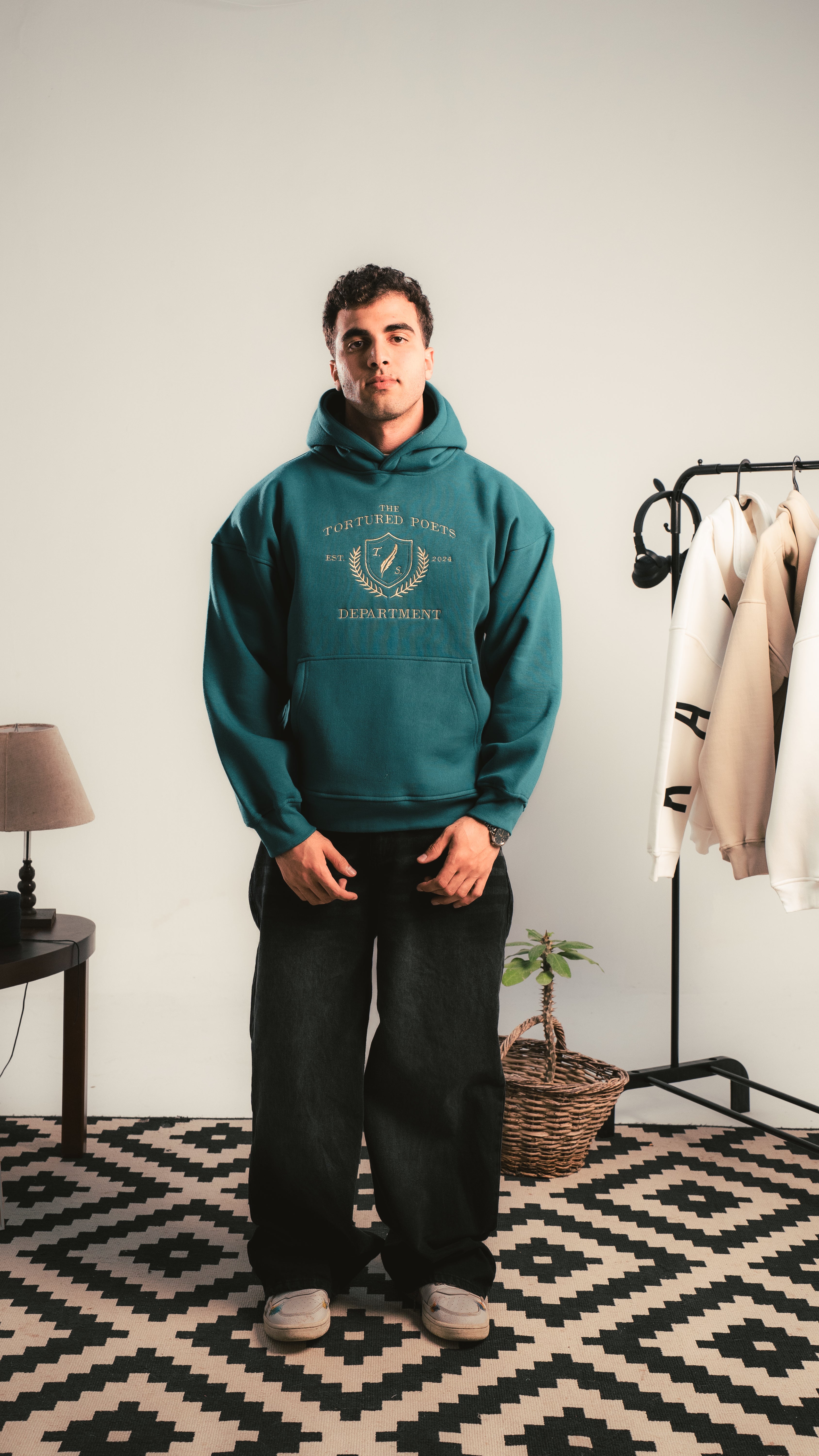 شاب يرتدي هودي تيل بتصميم Forward Focus من Kalium – لقطة أمامية