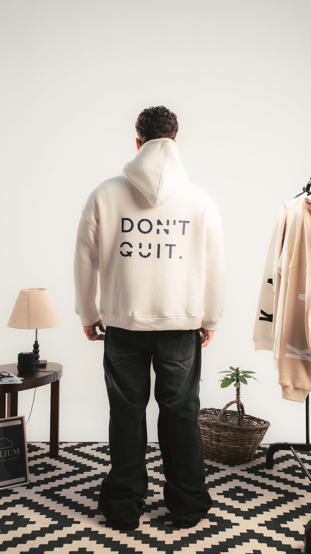 هودي كريمي مكتوب عليه DON’T QUIT من الخلف — لقطة خلفية كاملة.