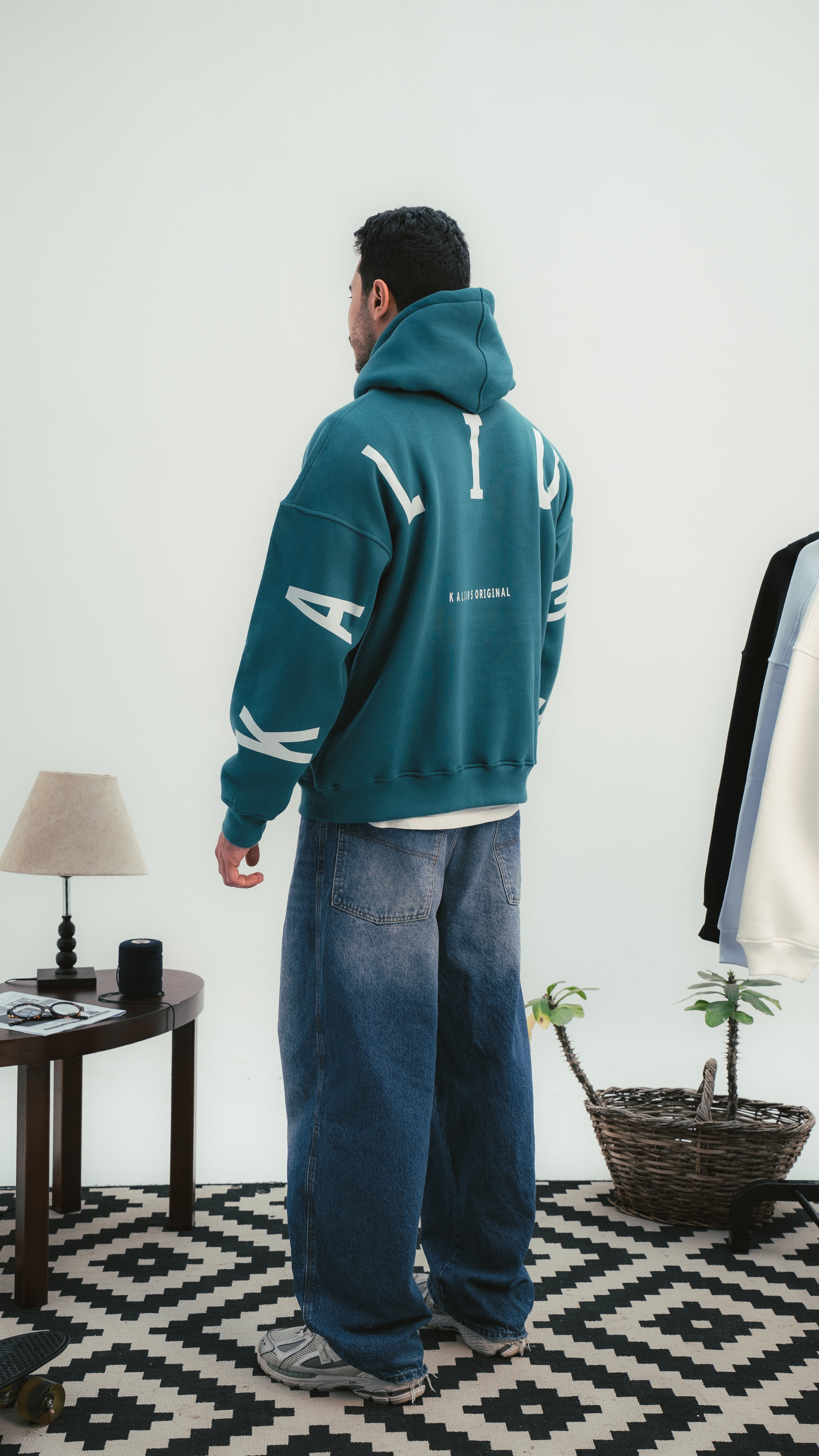 هودي Kalium الأخضر – لقطة جانبية مع تفاصيل الحروف المطبوعة