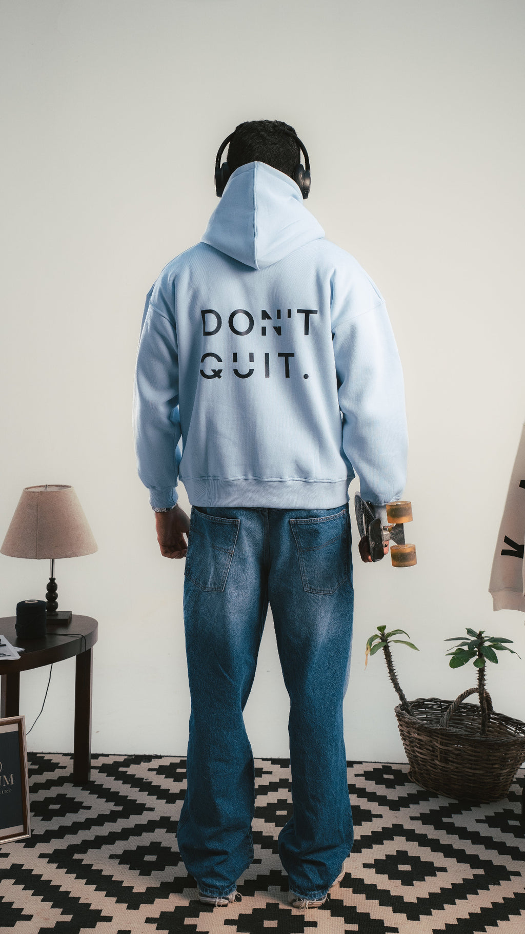 هودي أزرق فاتح من الخلف بتصميم DON’T QUIT بخط كبير — Kalium