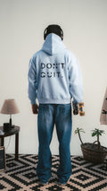 هودي أزرق فاتح من الخلف بتصميم DON’T QUIT بخط كبير — Kalium