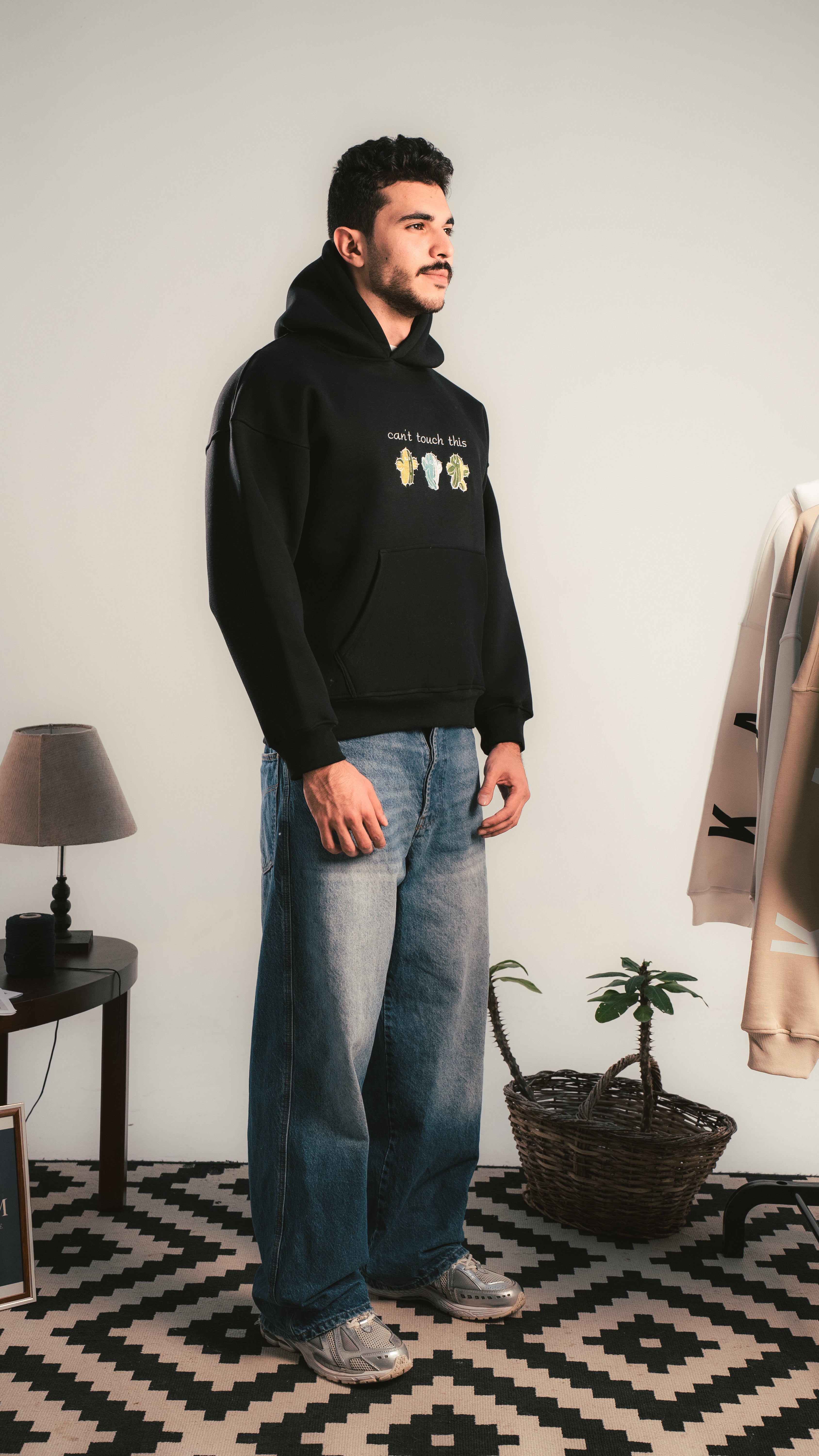 شاب يرتدي هودي أسود بتصميم Cactus مطرز من الأمام — Kalium
