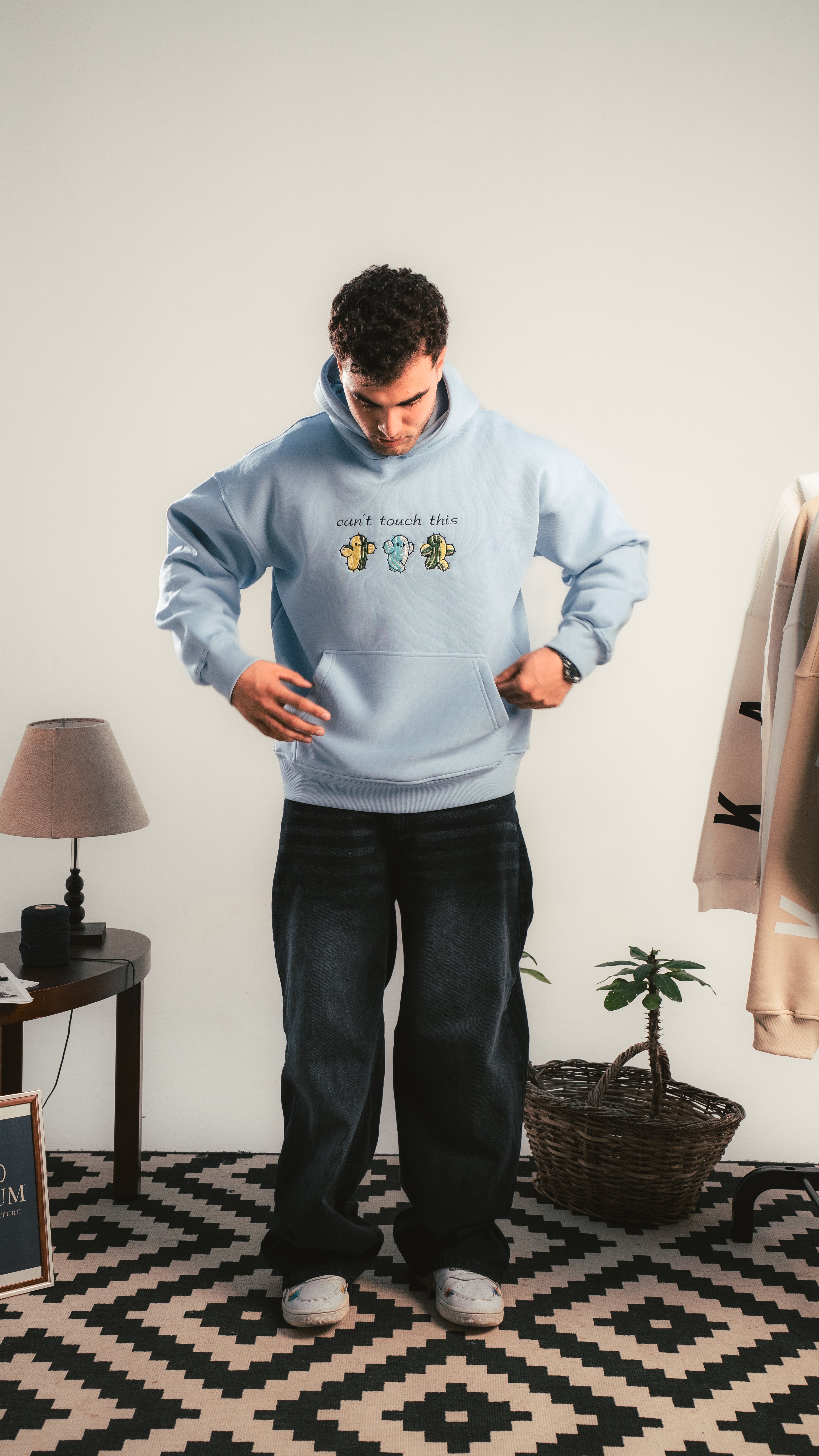 شاب يرتدي هودي أزرق فاتح بتصميم Seashell مطبوع من الأمام — Kalium